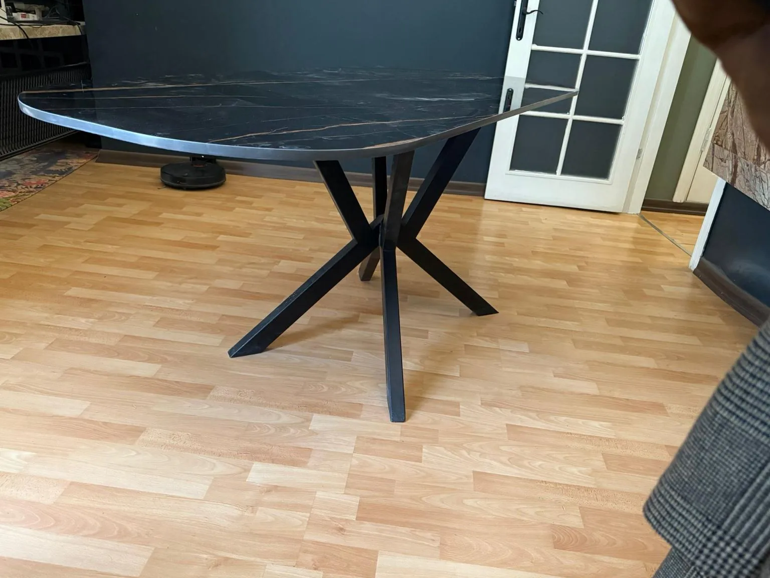 Siyah mermer masanın metal örümcek ayağı ve tabla altı birleşimi